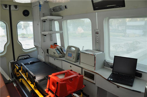 峨边救护车内部
